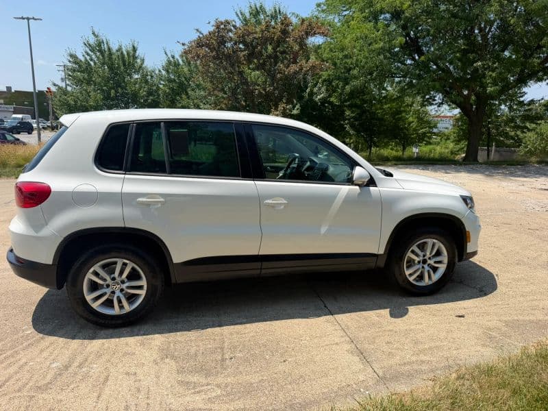 2012 Volkswagen Tiguan LE - Image 2